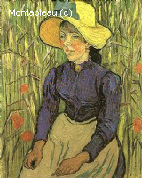 Portrait de jeune paysanne assise devant un champ de blé